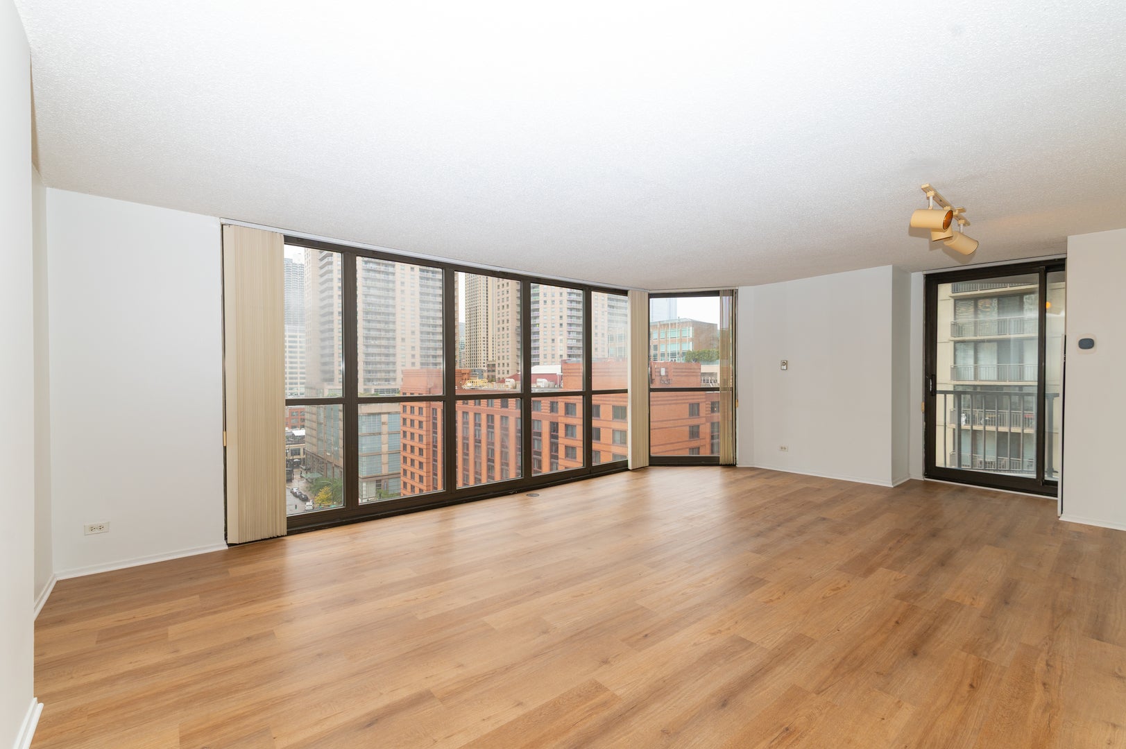 10 E ONTARIO Street 1105