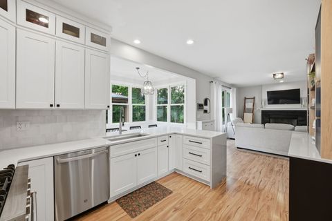 Tiny photo for 118 N 11th Avenue, St. Charles, IL 60174 (MLS # 12662584)
