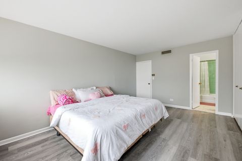 Tiny photo for 6301 N Sheridan Road #6E, Chicago, IL 60660 (MLS # 12642102)