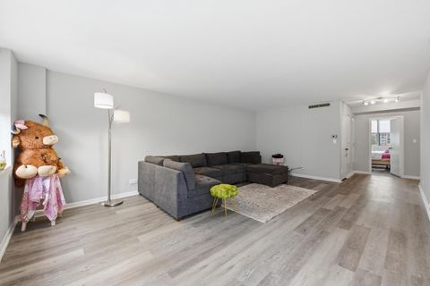 Tiny photo for 6301 N Sheridan Road #6E, Chicago, IL 60660 (MLS # 12642102)
