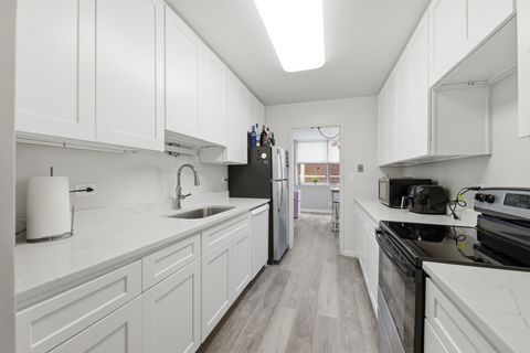 Tiny photo for 6301 N Sheridan Road #6E, Chicago, IL 60660 (MLS # 12642102)