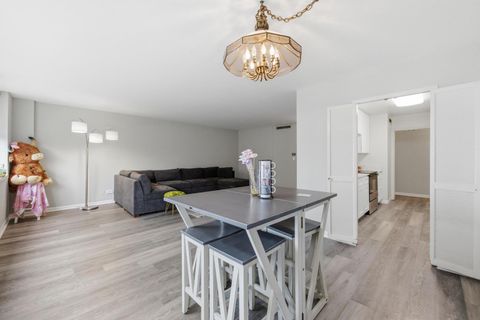 Tiny photo for 6301 N Sheridan Road #6E, Chicago, IL 60660 (MLS # 12642102)