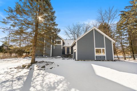 Photo of 521 N Sharon Drive, Woodstock, IL 60098 (MLS # 12554498)