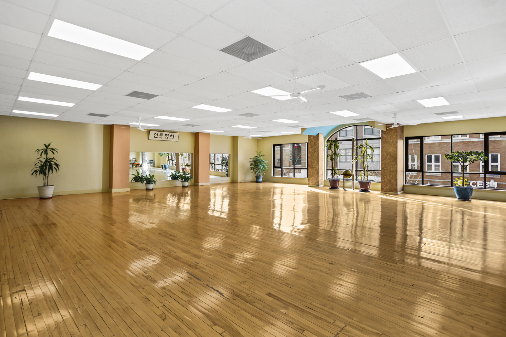 3121 N Lincoln Avenue