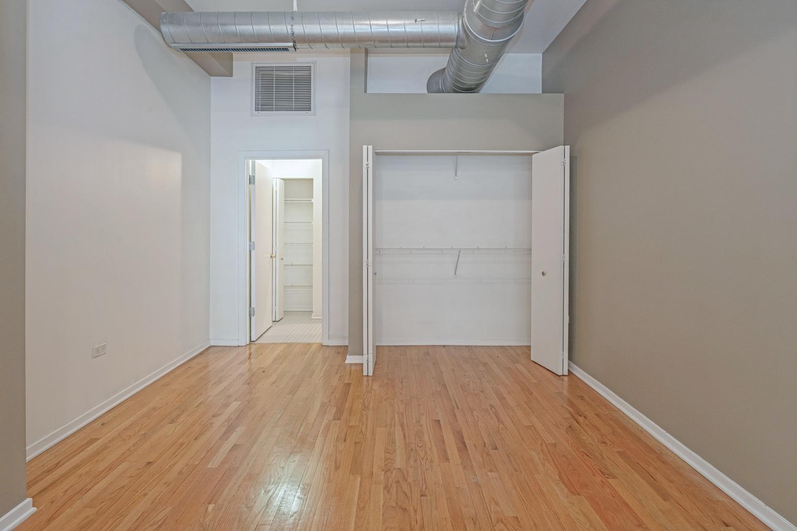 6 E Monroe Street 601