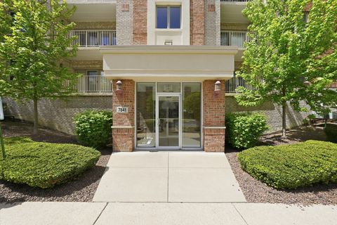 Tiny photo for 7841 W 157th Street #305, Orland Park, IL 60462 (MLS # 12633436)