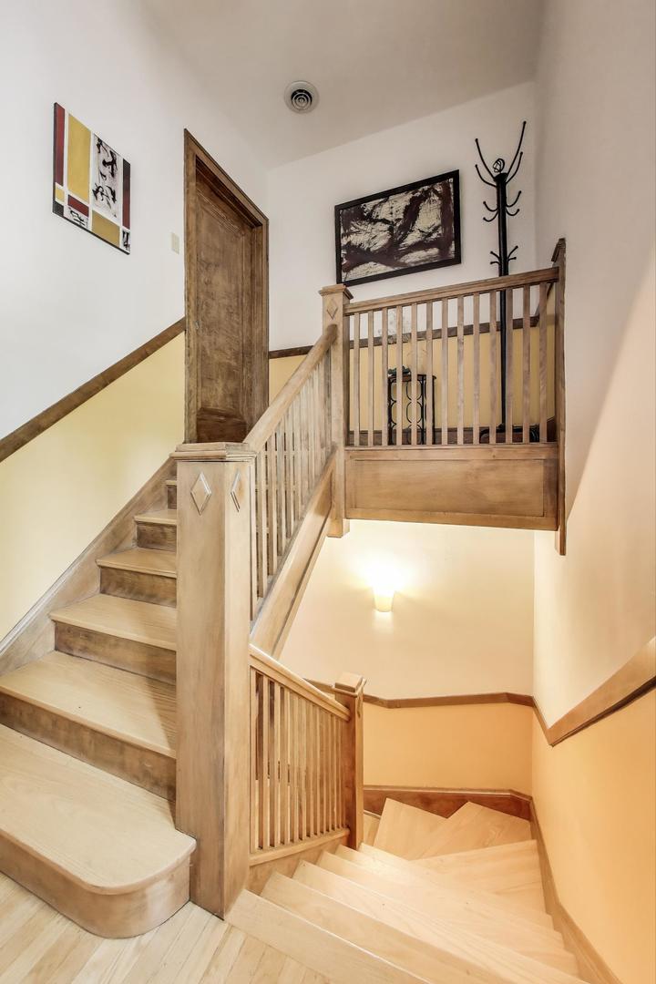 2700 W CARMEN Avenue