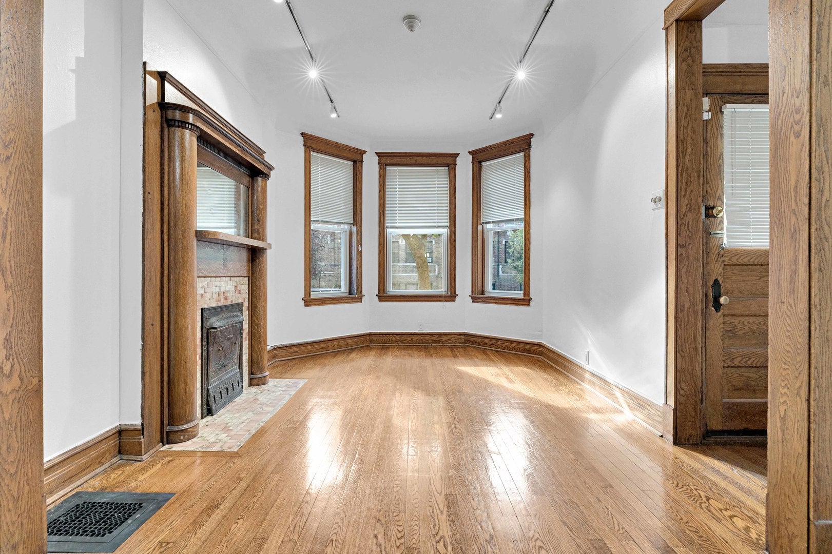 2439 N Seminary Avenue 1