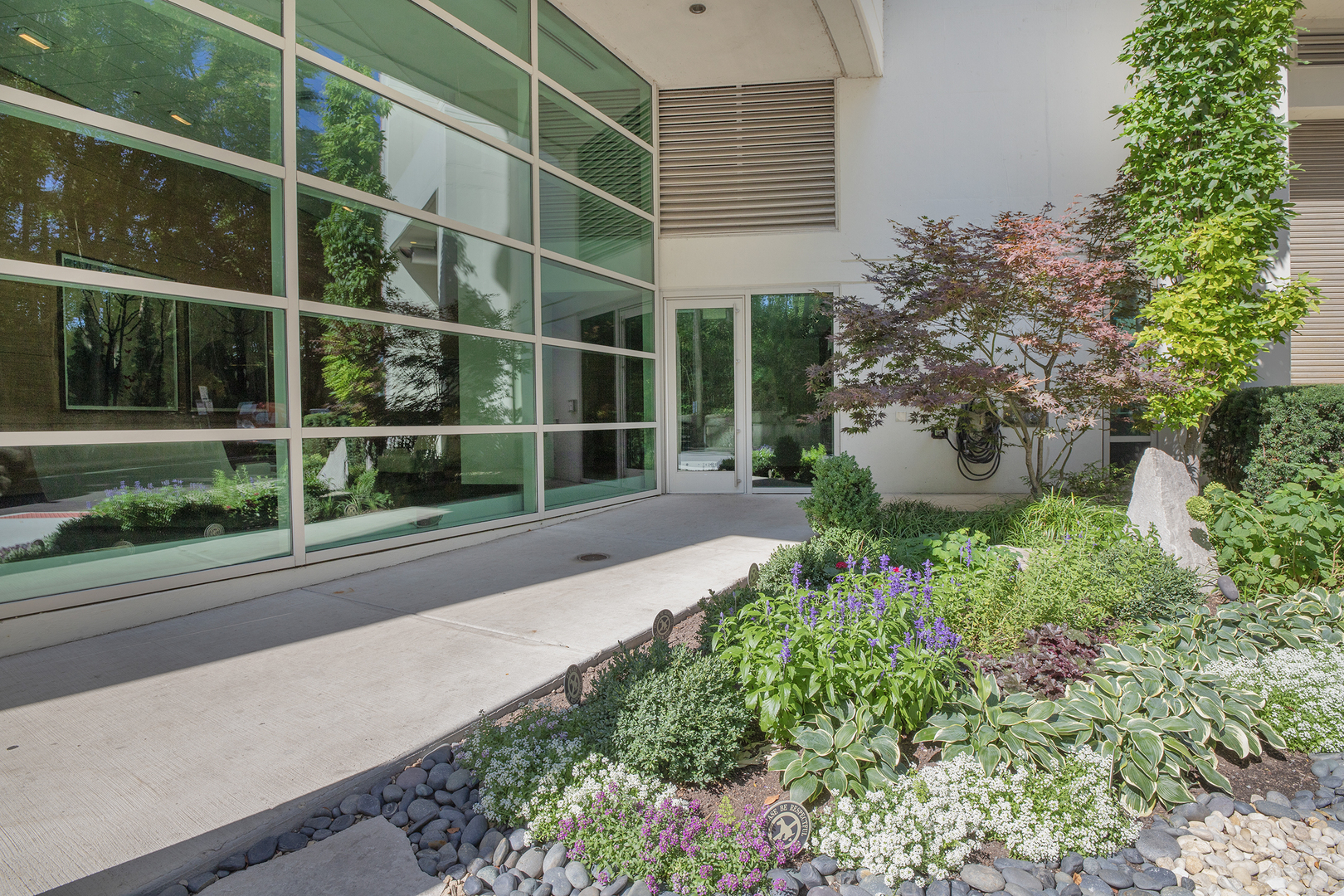 Evanston, Illinois 60201, United States, 2 Bedrooms Bedrooms, ,2 BathroomsBathrooms,Residential,Active,205983