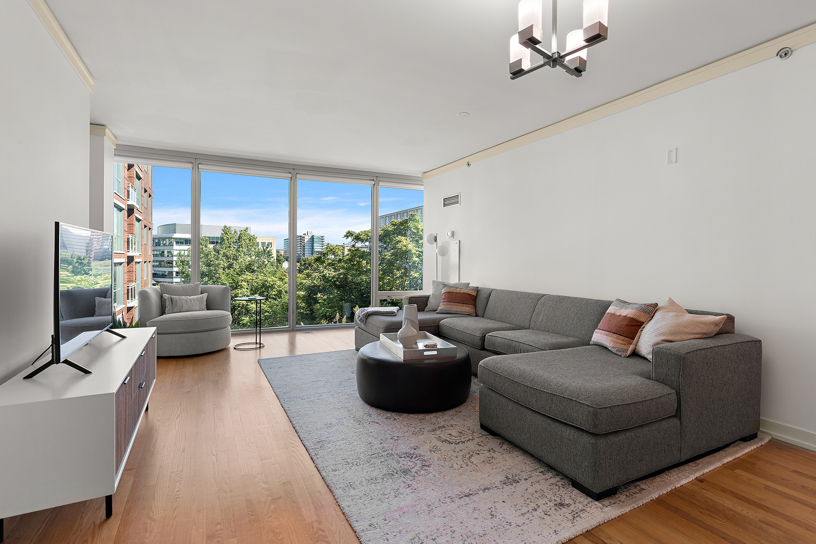 Evanston, Illinois 60201, United States, 2 Bedrooms Bedrooms, ,2 BathroomsBathrooms,Residential,Active,205983