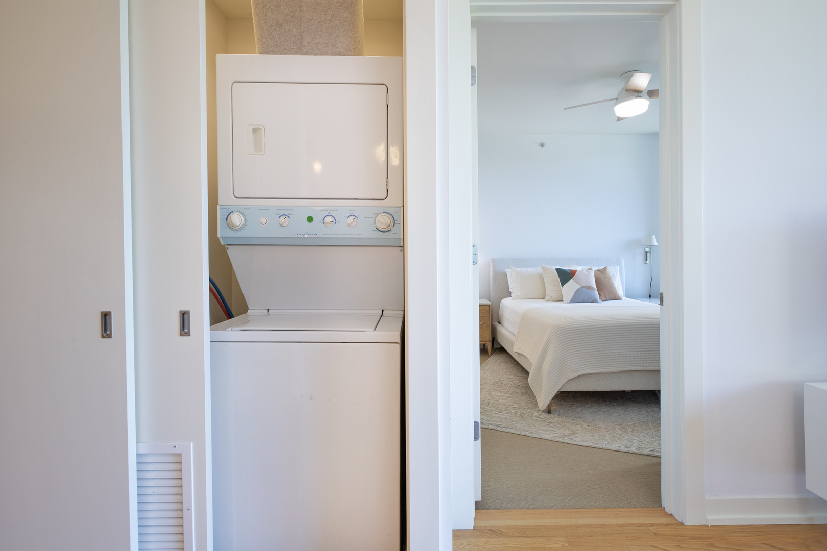 Evanston, Illinois 60201, United States, 2 Bedrooms Bedrooms, ,2 BathroomsBathrooms,Residential,Active,205983