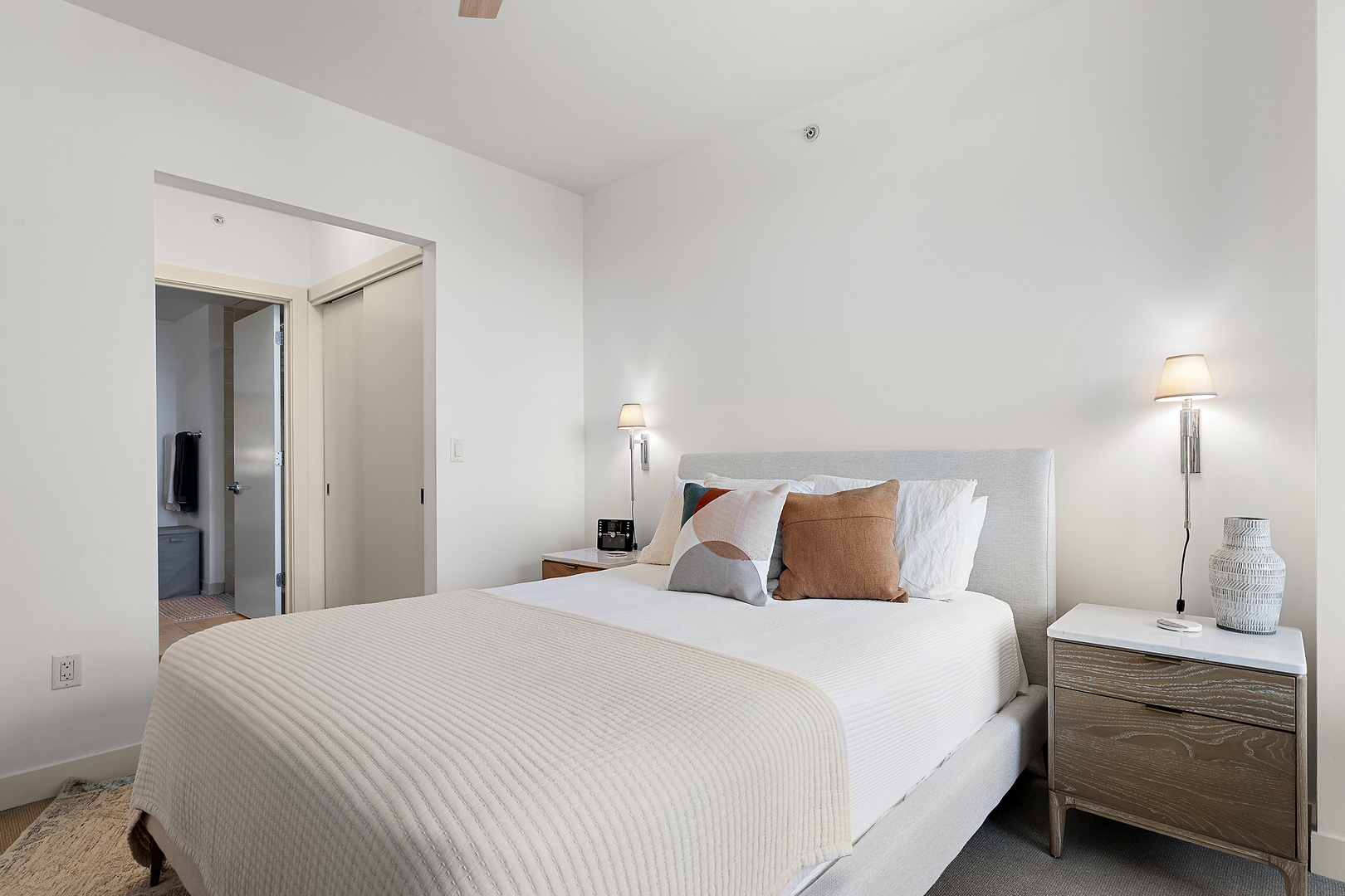 Evanston, Illinois 60201, United States, 2 Bedrooms Bedrooms, ,2 BathroomsBathrooms,Residential,Active,205983