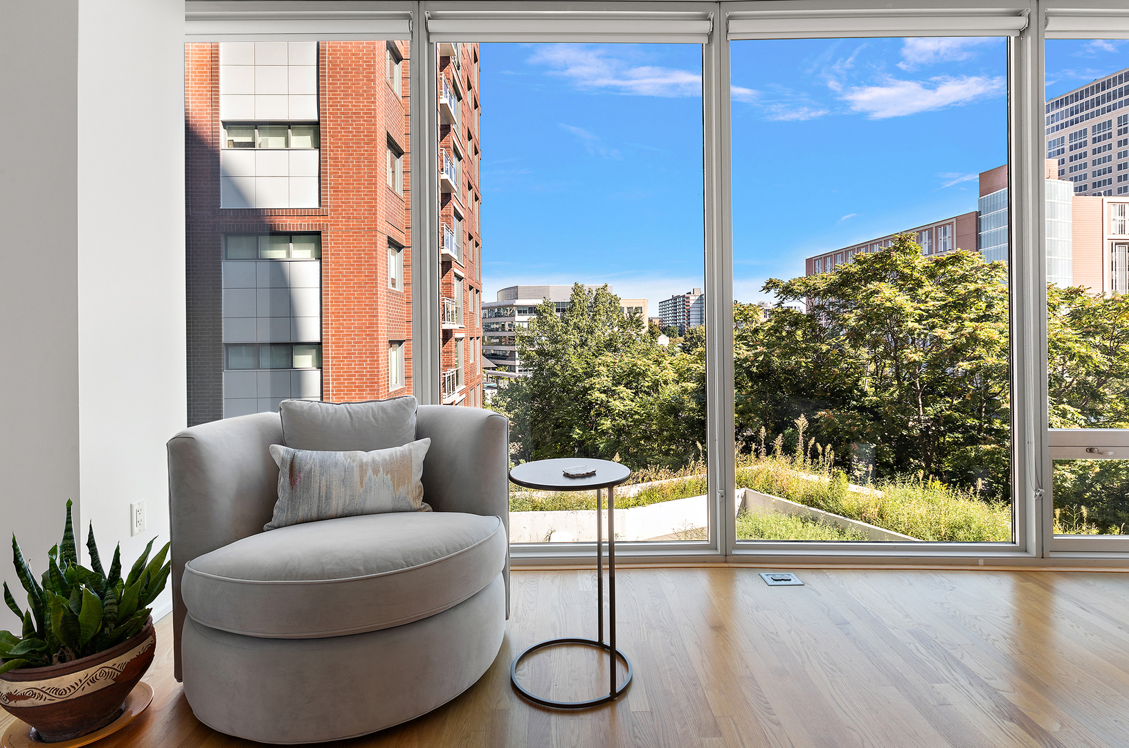 Evanston, Illinois 60201, United States, 2 Bedrooms Bedrooms, ,2 BathroomsBathrooms,Residential,Active,205983