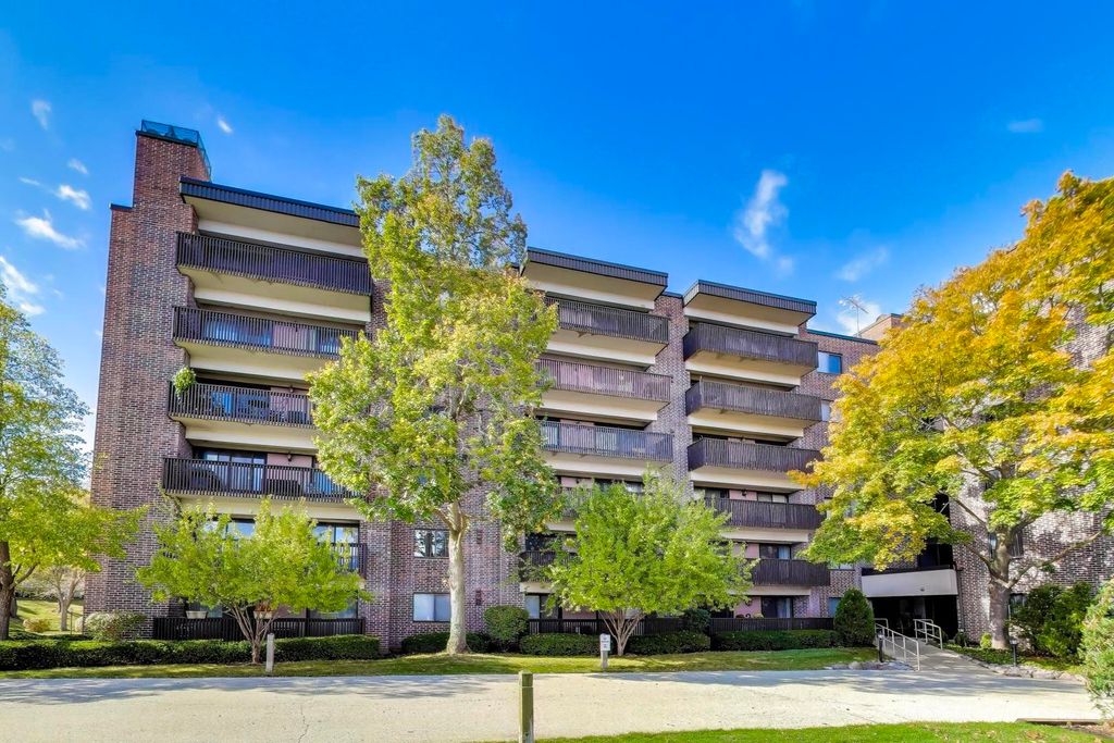 Photo for 920 Vose Drive #604, Gurnee, IL 60031 (MLS # 12495535)