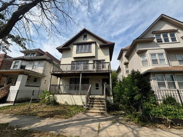 552 N Leclaire Avenue