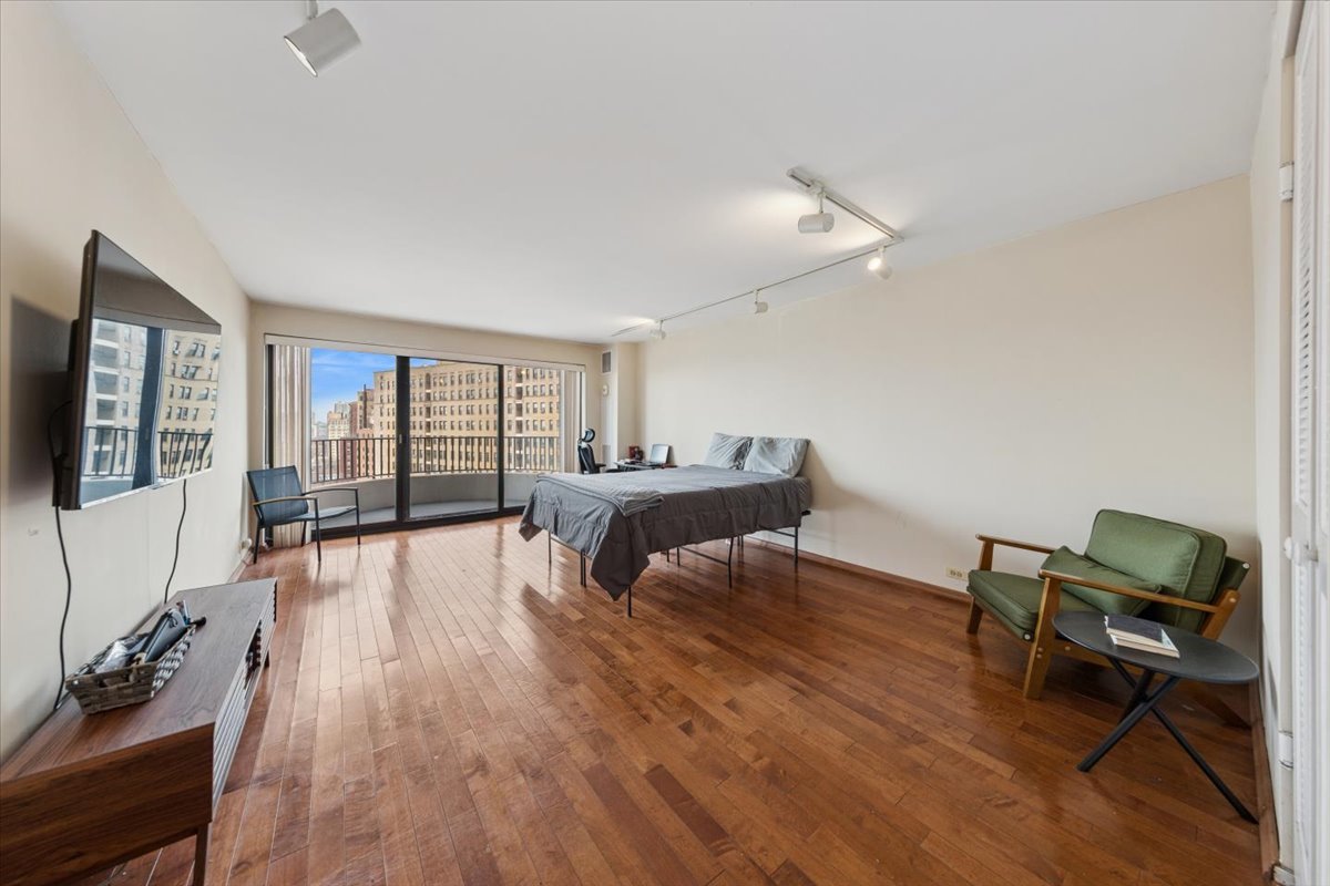 2020 N Lincoln Park West 14B