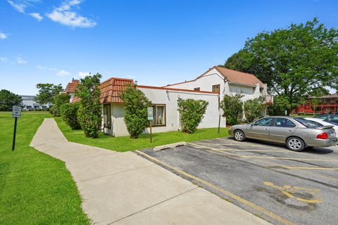 Tiny photo for 743 E Fullerton Avenue #105, Glendale Heights, IL 60139 (MLS # 12606044)
