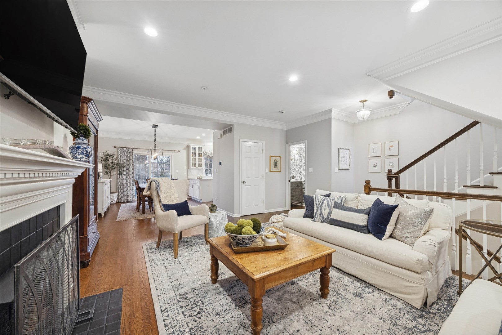 407 W Hillgrove Avenue