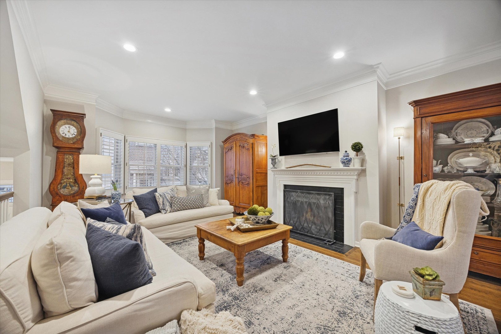 407 W Hillgrove Avenue