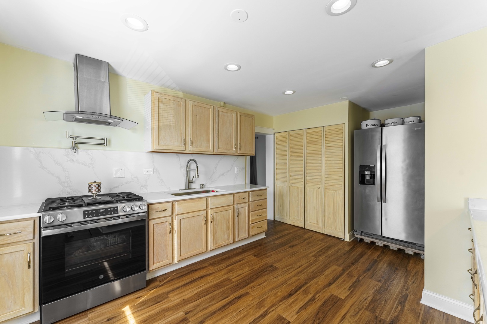 5852 W 81st Place