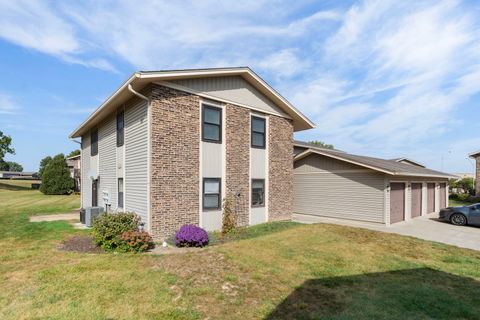 Photo of 5815 Wilshire Court #B, Hanover Park, IL 60133 (MLS # 12486355)