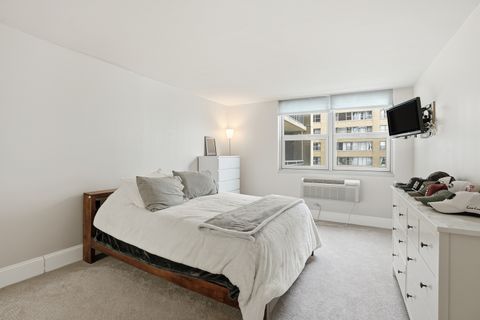 Tiny photo for 6147 N Sheridan Road #18B, Chicago, IL 60660 (MLS # 12551106)