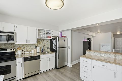 Tiny photo for 6147 N Sheridan Road #18B, Chicago, IL 60660 (MLS # 12551106)