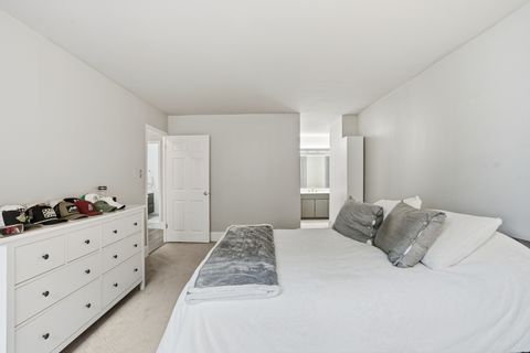 Tiny photo for 6147 N Sheridan Road #18B, Chicago, IL 60660 (MLS # 12551106)
