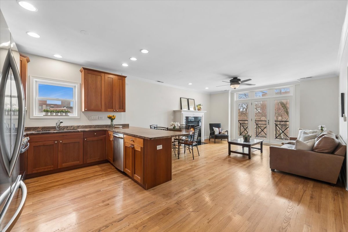 4862 N KENMORE Avenue 4N