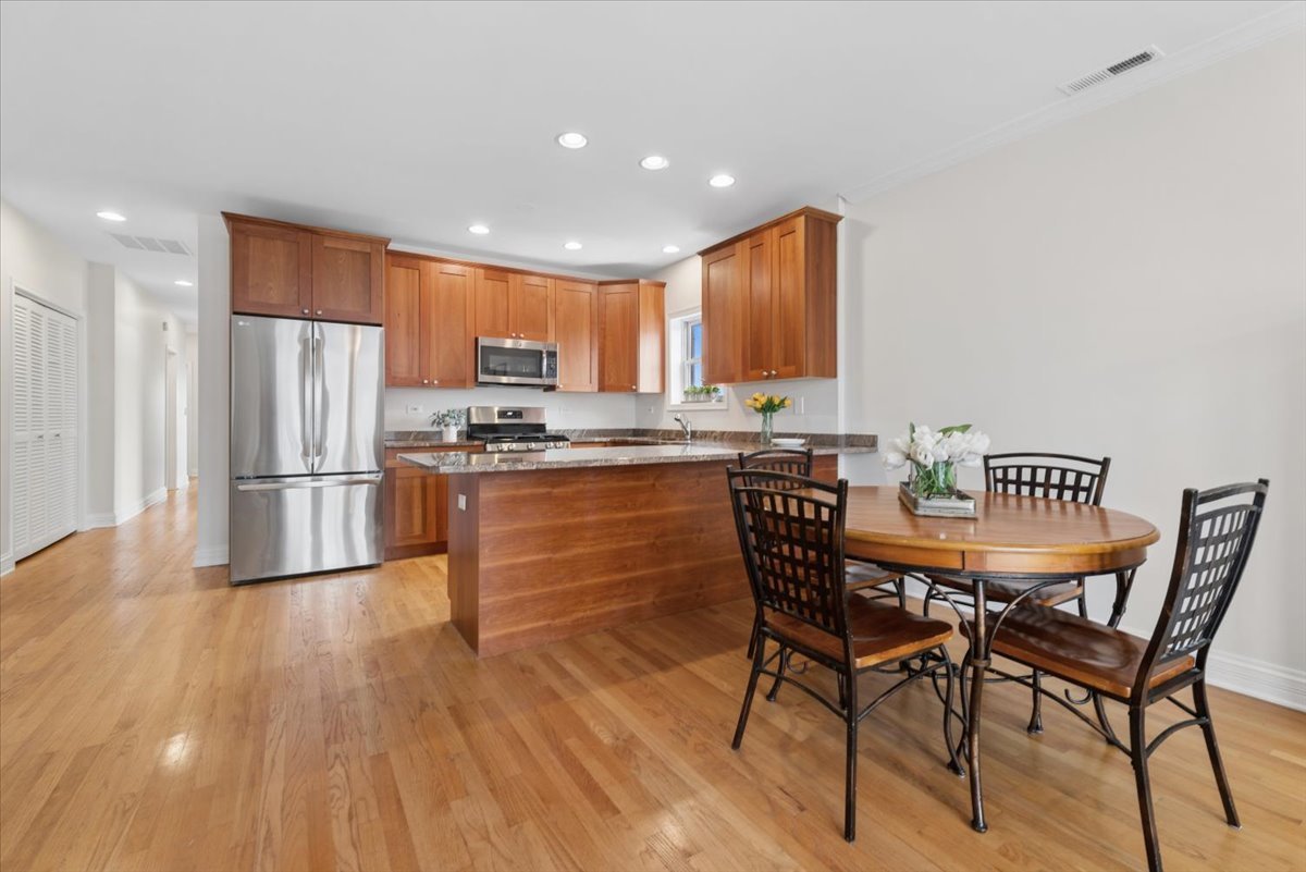 4862 N KENMORE Avenue 4N