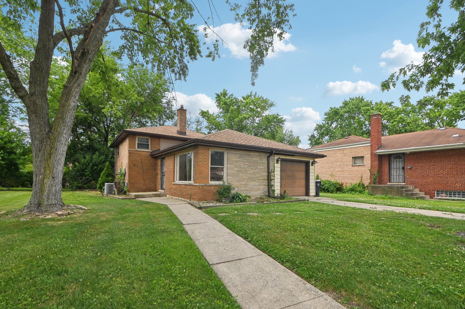 924 E 159 Place