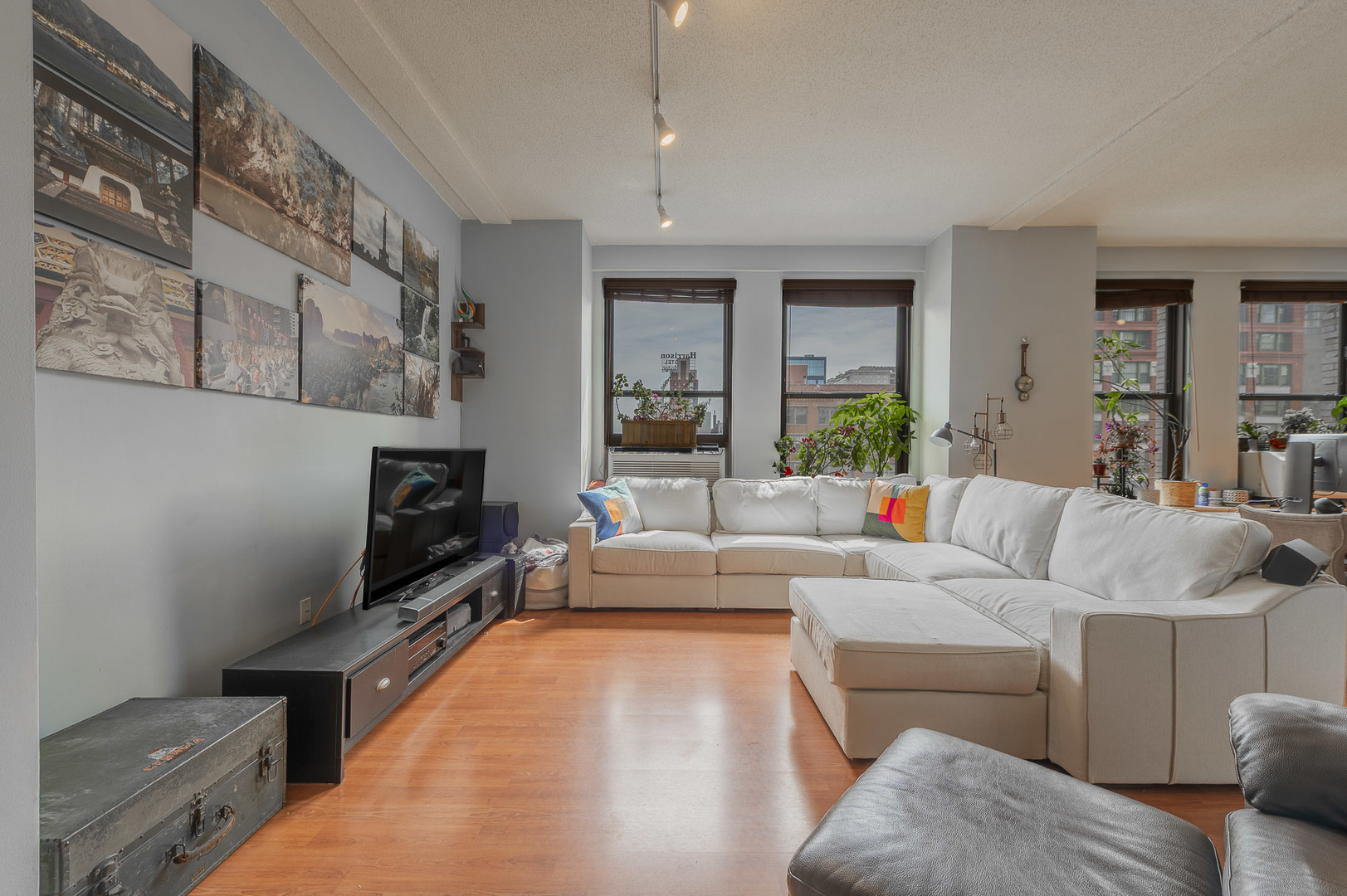600 S Dearborn Street 808-810