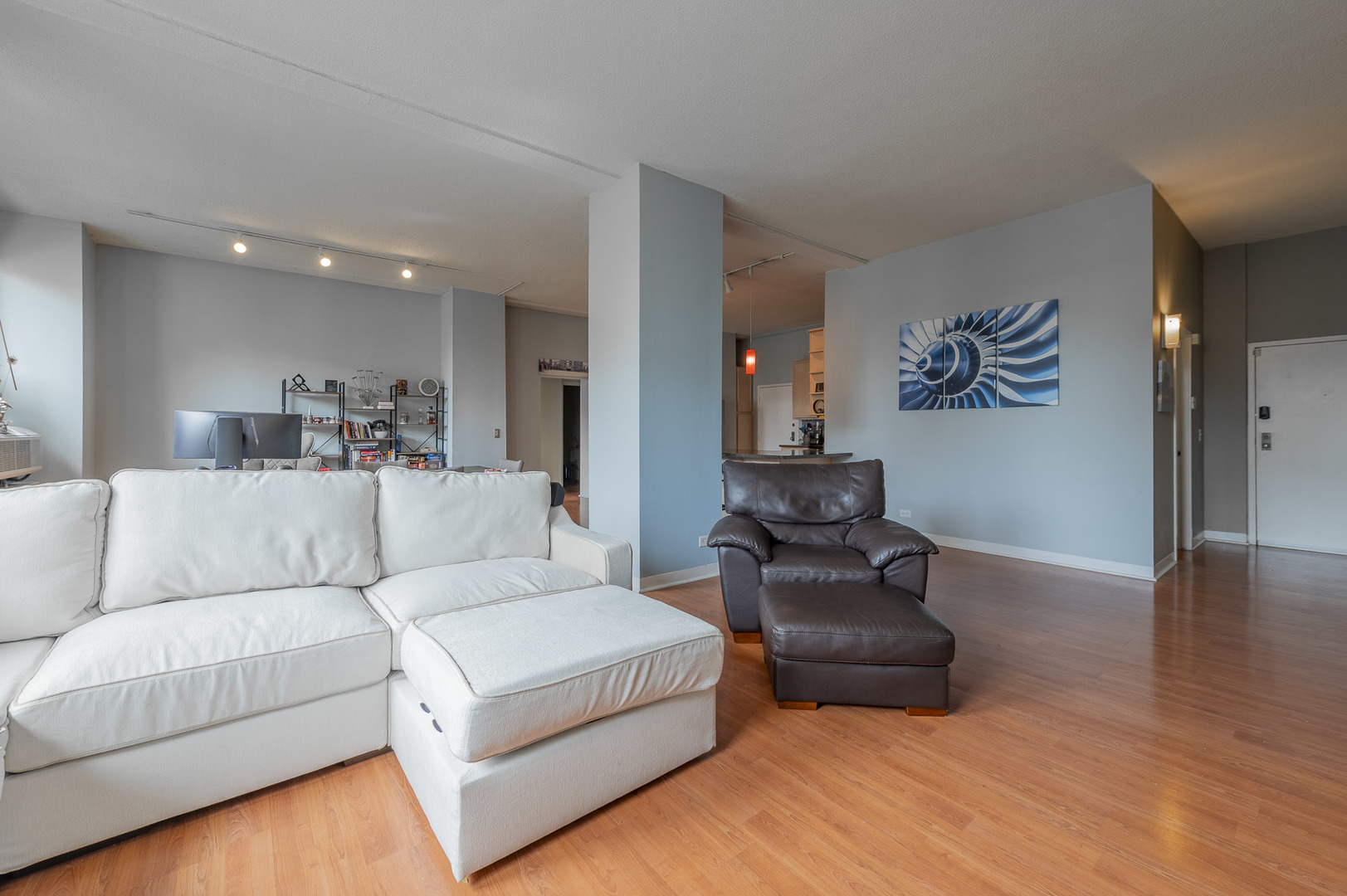 600 S Dearborn Street 808-810
