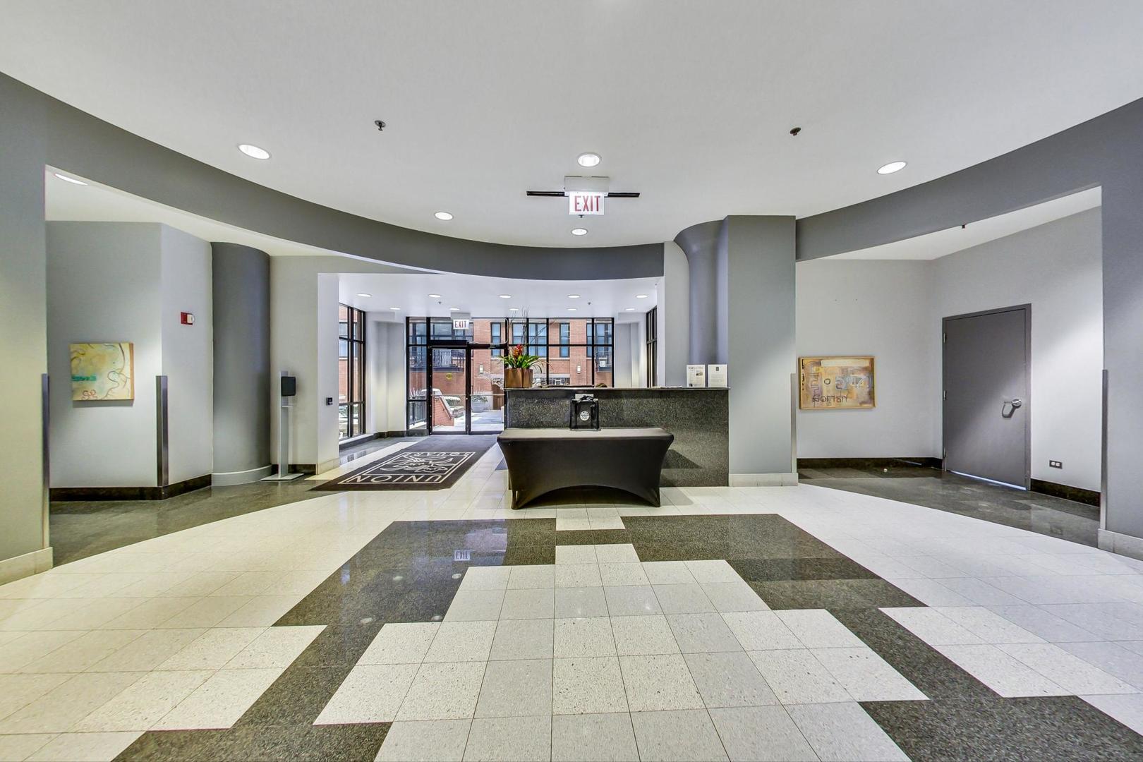 333 W Hubbard Street 704