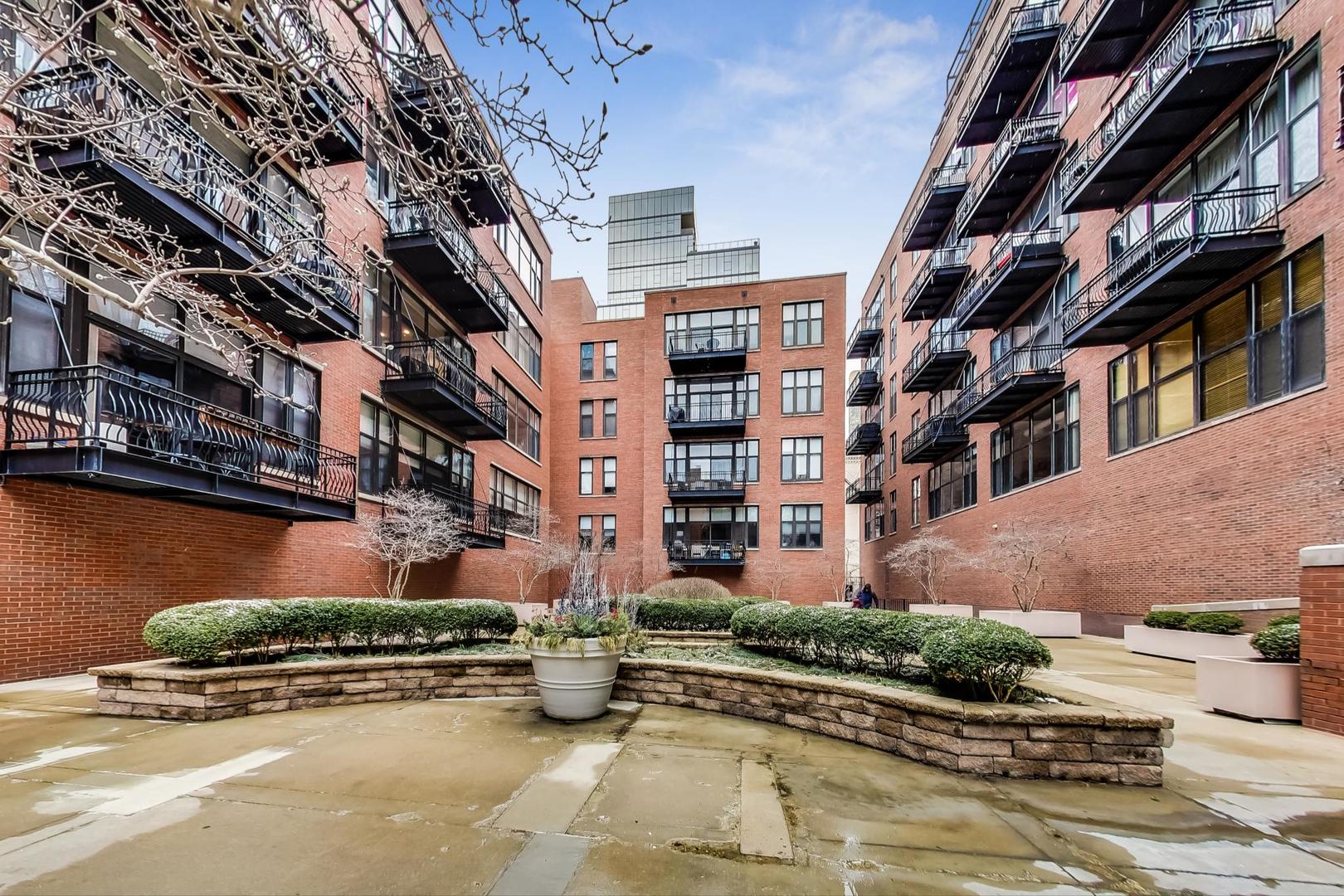 333 W Hubbard Street 704