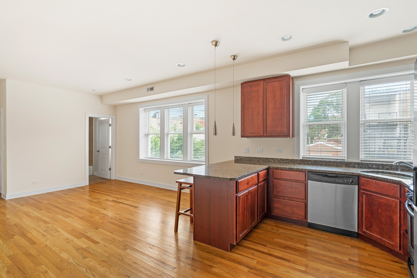 1432 N Maplewood Avenue 304