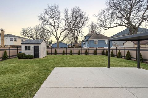 Tiny photo for 805 S Tures Lane, Des Plaines, IL 60018 (MLS # 12471498)