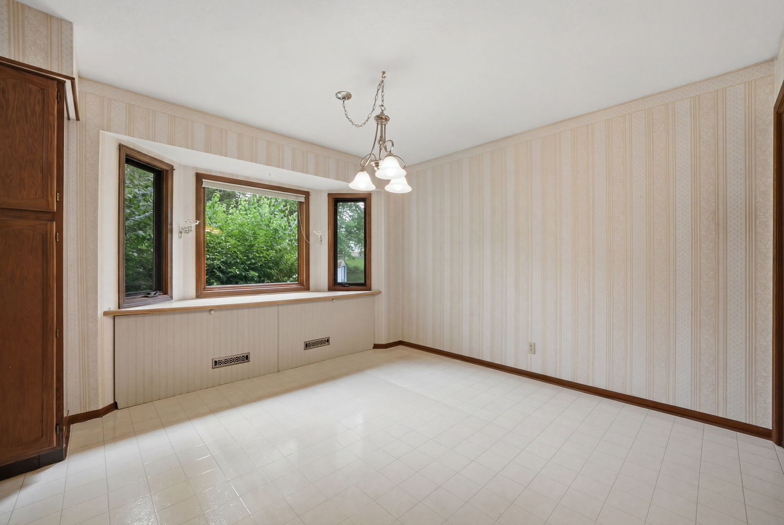 2014 Cimarron Drive, Freeport, IL 61032 — MLS #12625327 — photo 8 of 23