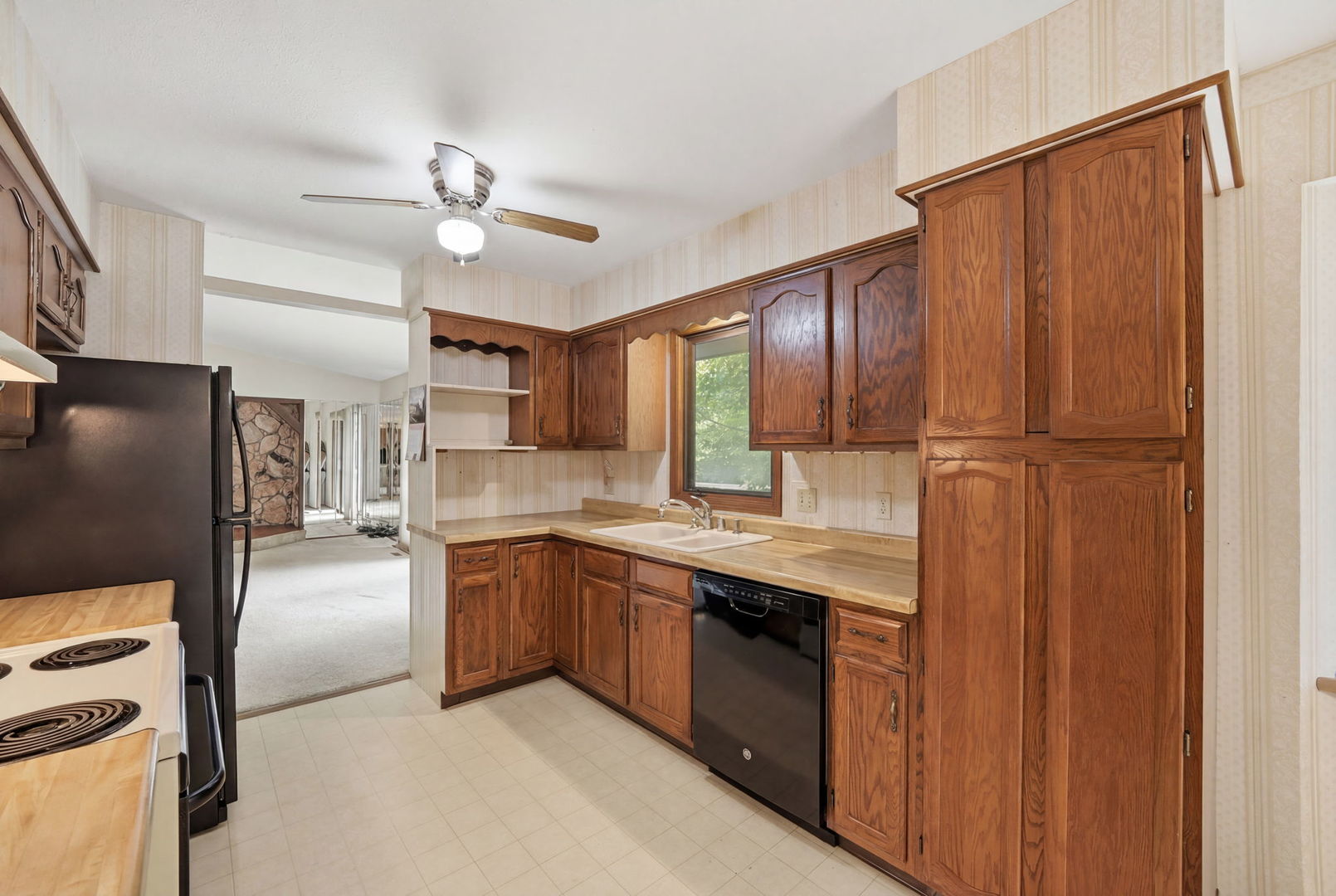 2014 Cimarron Drive, Freeport, IL 61032 — MLS #12625327 — photo 6 of 23
