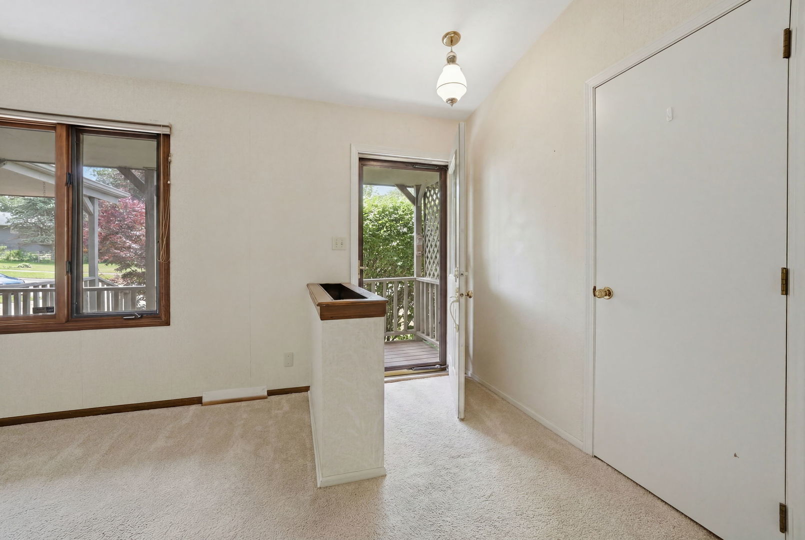 2014 Cimarron Drive, Freeport, IL 61032 — MLS #12625327 — photo 3 of 23
