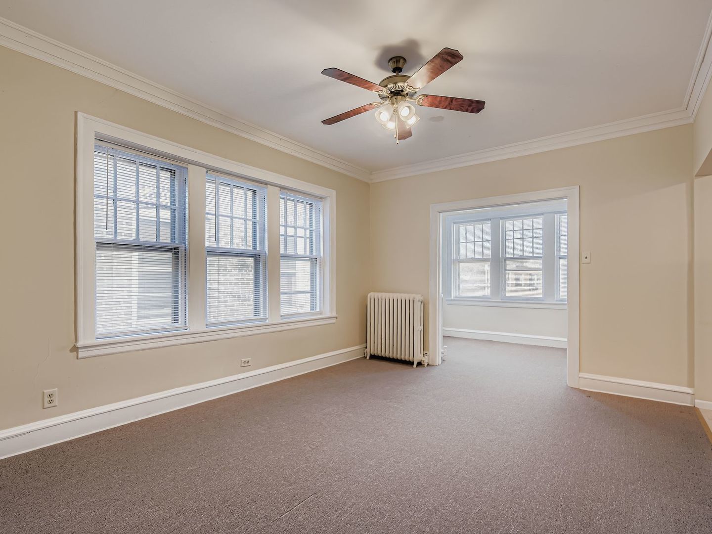 5722 N Washtenaw Avenue