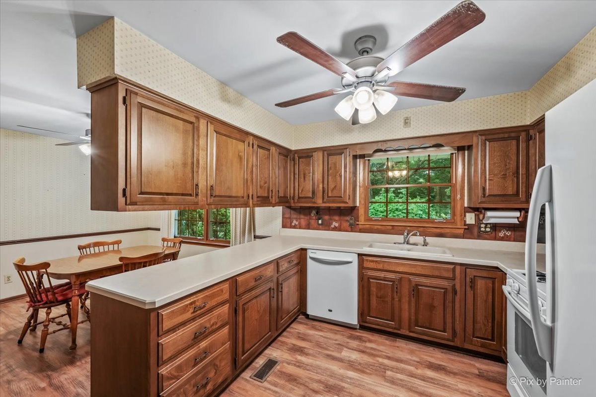 318 E Blackberry Lane