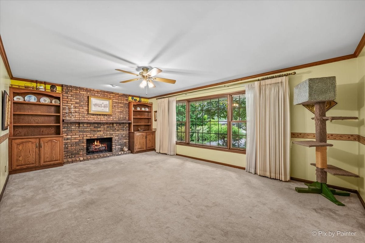 318 E Blackberry Lane