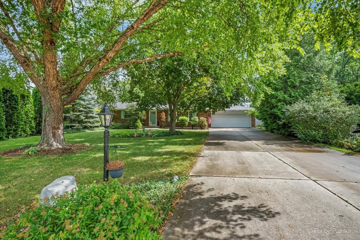 318 E Blackberry Lane