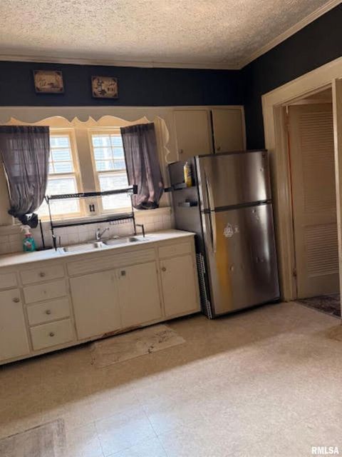 Tiny photo for 210 W LINCOLN Street, Harrisburg, IL 62946 (MLS # EB459090)