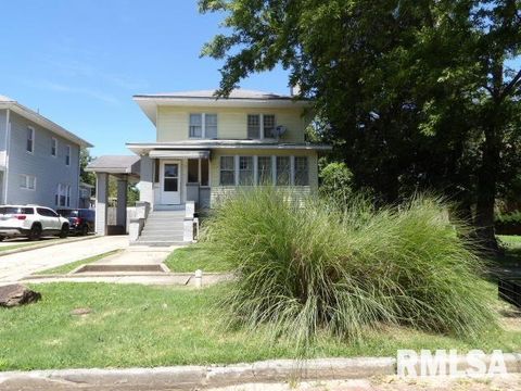 Photo of 210 W LINCOLN Street, Harrisburg, IL 62946 (MLS # EB459090)