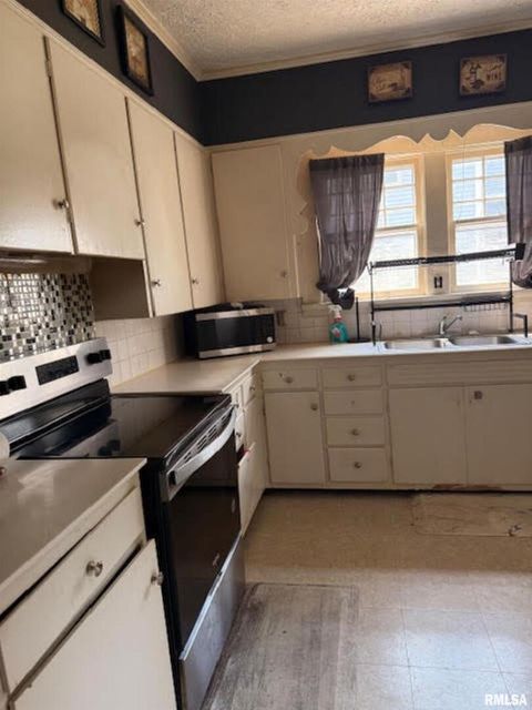 Tiny photo for 210 W LINCOLN Street, Harrisburg, IL 62946 (MLS # EB459090)