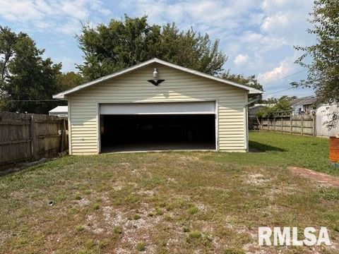 Tiny photo for 210 W LINCOLN Street, Harrisburg, IL 62946 (MLS # EB459090)