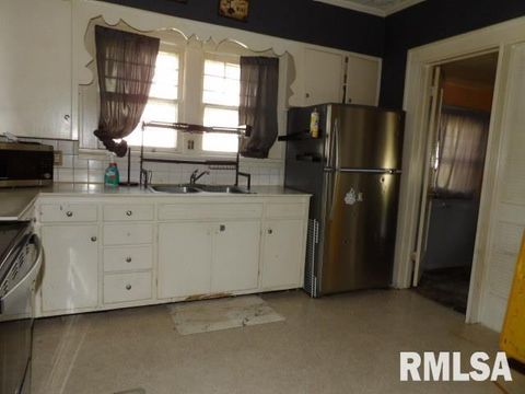 Tiny photo for 210 W LINCOLN Street, Harrisburg, IL 62946 (MLS # EB459090)