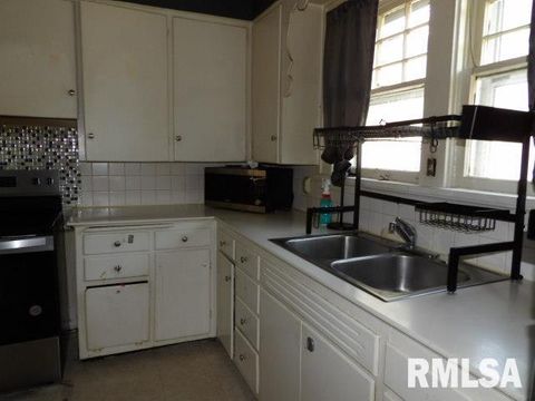 Tiny photo for 210 W LINCOLN Street, Harrisburg, IL 62946 (MLS # EB459090)